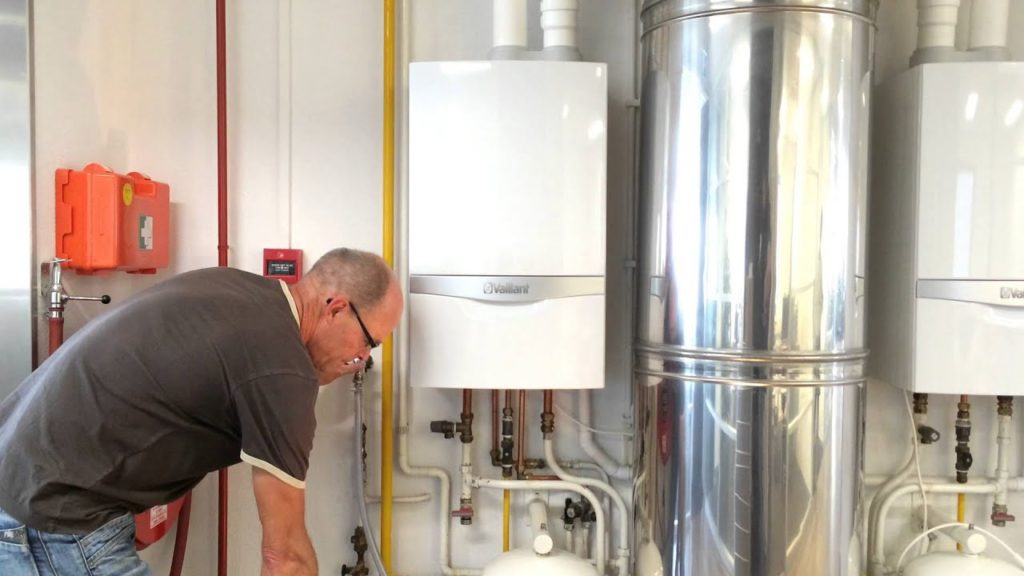 Aliud technieker die gasketel nakijkt/installeert